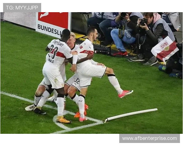 多特蒙德防线看似稳固,近期问题显现,防守稳定性面临考验 多特蒙德防线看似稳固,近期问题显现,防守稳定性面临考验